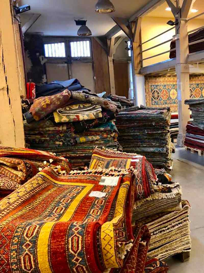 TAPIS BELPARSIA  - vente, restauration et nettoyage de tapis en Belgique - Mr BARNABEAU :   Restauration et conservation de tapis anciens. Réparation des franges de tapis. Réparation des lisières de tapis. Traitement des trames de tapis. Relainage de tapis. Raviement des couleurs de tapis. Traitement des mites de tapis. Dépoussiérage et dessablage de tapis. La Nettoyage artisanale à l’ancienne exclusivement à la main : lavage, nettoyage de tapis. Réfection de siège, fauteuil, canapé … Intervention en Belgique