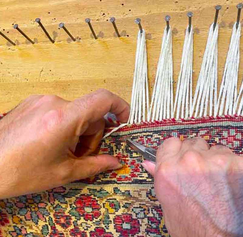 Restauration réparation de tapis  - Maison TAPIS BELPARSIA  en Belgique. L’excellence d’un savoir-faire unique : Réparation des zones usées et trouées, Restauration des couleurs avec teintures naturelles, Renforcement de la structure, Reprise des motifs endommagés du tapis, Reconstitution des franges et lisières, Consolidation des zones fragilisées. Le renouage : la précision du geste, nœud par nœud. Lisières et franges :préserver l’intégrité du tapis.   Intervention en Belgique