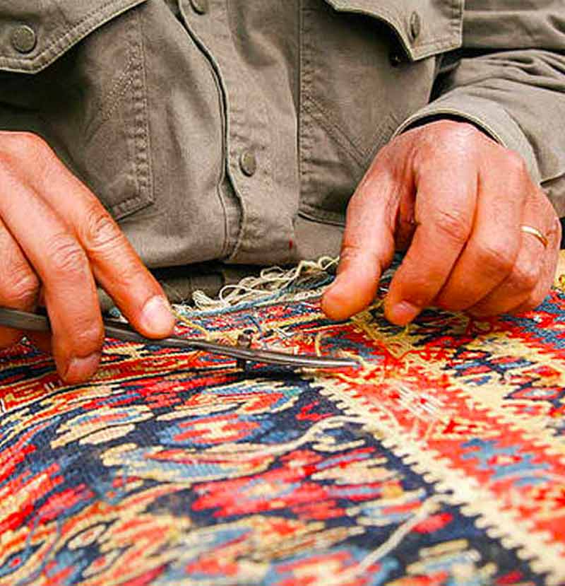 Restauration réparation de tapis  - Maison TAPIS BELPARSIA  en Belgique. L’excellence d’un savoir-faire unique : Réparation des zones usées et trouées, Restauration des couleurs avec teintures naturelles, Renforcement de la structure, Reprise des motifs endommagés du tapis, Reconstitution des franges et lisières, Consolidation des zones fragilisées. Le renouage : la précision du geste, nœud par nœud. Lisières et franges :préserver l’intégrité du tapis.   Intervention en Belgique