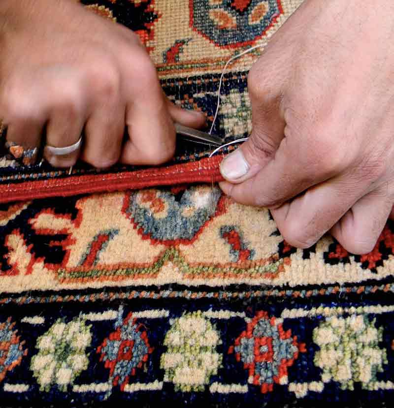 Restauration réparation de tapis  - Maison TAPIS BELPARSIA  en Belgique. L’excellence d’un savoir-faire unique : Réparation des zones usées et trouées, Restauration des couleurs avec teintures naturelles, Renforcement de la structure, Reprise des motifs endommagés du tapis, Reconstitution des franges et lisières, Consolidation des zones fragilisées. Le renouage : la précision du geste, nœud par nœud. Lisières et franges :préserver l’intégrité du tapis.   Intervention en Belgique